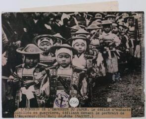 3 vues L'honneur de l'Empereur du Japon : le défilé d'enfants habillés en guerriers, défilant devant le portrait de l'Empereur / photographie France-Presse, Paris. - 13 avril 1937. - Photographie