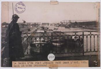 2 vues La garde d'un pont quelque part dans l'Est / photographie France Presse Voir, Paris. - 5 octobre 1939. - Photographie