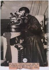 2 vues La marine française à la mer : on a signalé quelque chose sur la passerelle de veille / photographie France Presse Voir, Paris. - 1er novembre 1939. - Photographie