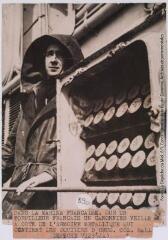 2 vues Dans la marine française : sur un torpilleur français un canonnier veille à côté de l'armoire métallique qui contient les douilles d'obus / photographie Trampus, Paris. - 5 décembre 1939. - Photographie