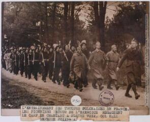 3 vues L'entraînement des troupes polonaises en France : les pionniers, retour de l'exercice, regagnent le camp en chantant à pleine voix / photographie France Presse Voir, Paris. - 4 novembre 1939. - Photographie