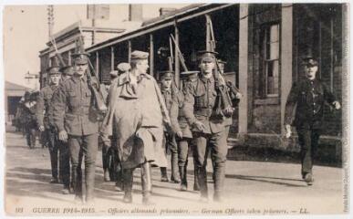 2 vues 93. Guerre 1914-1915. Officiers allemands prisonniers
