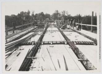 2 vues Pont de Saint-Julien : Tablier des travées d'accès rive droite / Toulouse : Photo Albinet. - 23 mai 1950. - Photographie