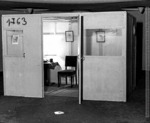 1 vue Boîte 54. Intérieur d'un bureau. - Photographie.