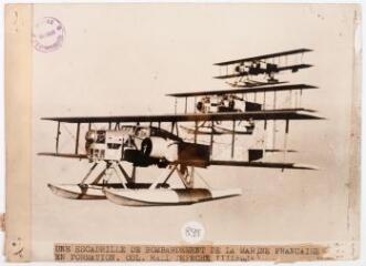 2 vues Une escadrille de bombardement de la marine française en formation / photographie France Presse Voir, Paris. - 31 octobre 1939. - Photographie