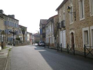 1 vue Intérieur du village : route de Saint-Gaudens / Ann Mantovani photographe. - 15 avril 2019. - Photographie numérique