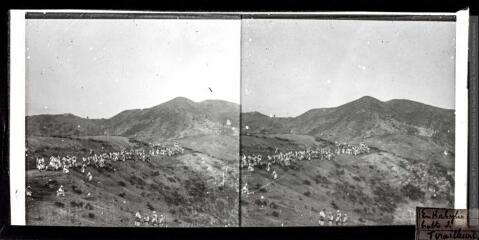 2 vues En Kabylie : halte de tirailleurs.