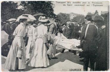 2 vues 195. Lourdes : transport des malades pour la procession du Saint sacrement sur l'esplanade. - 9 mars 1916. - Carte postale
