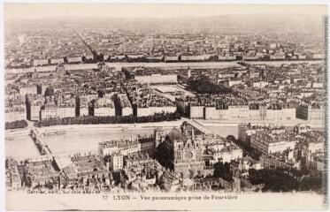 2 vues 32. Lyon : vue panoramique prise de Fourvière. - 11 avril 1916. - Carte postale