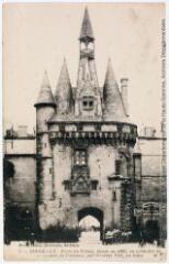 2 vues 22. Bordeaux : porte du palais, élevée en 1495, en mémoire de la victoire de Fornoue, par Charles VIII, en Italie. - 6 février 1916. - Carte postale