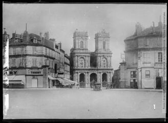 1 vue 1. Auch : place de la Mairie et cathédrale