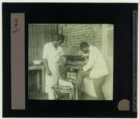 1 vue 7. Ouesso : séance de piqûre d'un enfant. ? octobre 1929