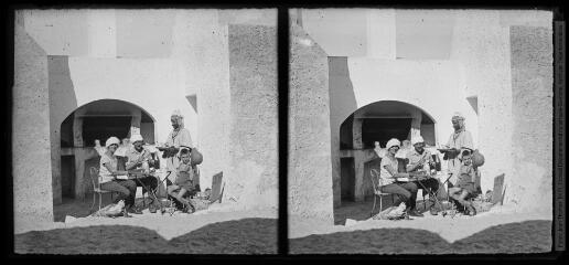 4 vues 19. Fin d'un repas au bordj de Mouïat el Kaïd. Le gardien nous sert le café.