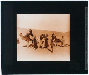 5 vues 14. A l'entrée des dunes. Notre petite caravane prête au départ. A gauche, déjà en selle, Germaine Thomas.