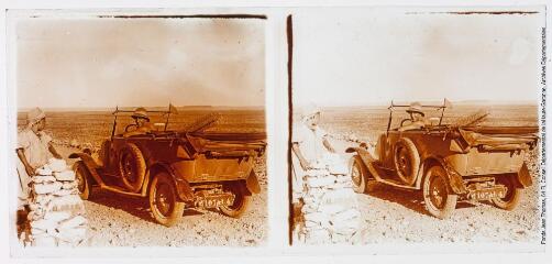 2 vues 4. L'auto est parvenue au sommet de la rude côte en lacets qui commence vers Beni Isguen. A gauche : une guémira, amoncellement de pierres servant de borne, porte cette inscription