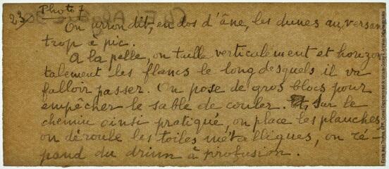 5 vues 7. On arrondit, en dos d'âne, les dunes aux versants trop à pic. A la pelle, on taille verticalement et horizontalement les flancs le long desquels il va falloir passer. On pose de gros blocs pour empêcher le sable de couler. Sur le chemin ainsi pratiqué, on place les planches, on déroule les toiles métalliques, on répand du drinn à profusion.