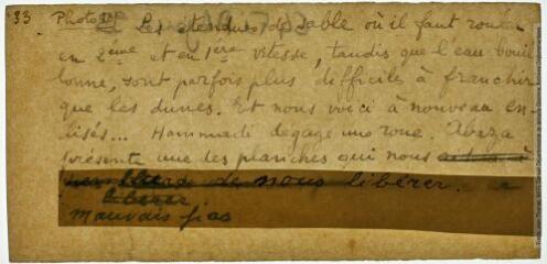 8 vues 10. Les étendues de sable où il faut rouler en 2ème et en 1ère vitesse, tandis que l'eau bouillonne, sont parfois plus difficiles à franchir que les dunes. Et nous voici à nouveau enlisés... Hammadi dégage une roue. Abaza présente une des planches qui nous permettra de nous libérer.