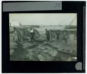 2 vues 32. Iles Kerkennah. Les Kerkenniens achètent de l'alfa sur les côtes tunisiennes. Celui-ci est transporté, par bateaux, jusqu'aux îles.