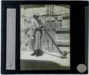 1 vue Kairouan : dans la mosquée des Sabres. Une pipe fabriquée par le fondateur Sidi Amor Abeda.