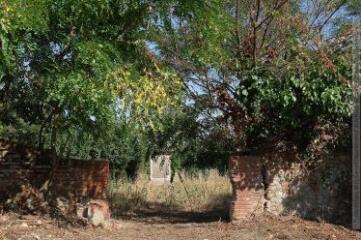 1 vue Vestiges du porche de l'ancienne église. - juin 2005. - Photographies
