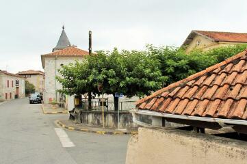 1 vue L'église et la mairie / Anaïs Bazerque photographe. - 21 août 2017. - Photographie numérique