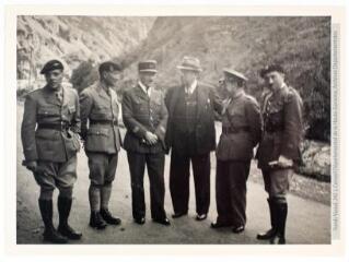 4 vues - Portrait d\'un groupe de militaires de l\'Etat-Major des Pyrénées (Henri Gaussen mobilisé). - 1939-1940. - Photographie (ouvre la visionneuse)