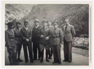 2 vues - Portrait d\'un groupe de militaires de l\'Etat-Major des Pyrénées (Henri Gaussen mobilisé). - 1939-1940. - Photographie (ouvre la visionneuse)