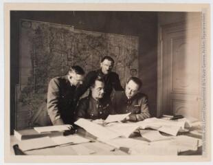 2 vues - Quartier général de la 7e armée : dans un bureau : quatre officiers militaires (Henri Gaussen au second plan). - 1939-1940. - Photographie (ouvre la visionneuse)