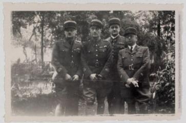 2 vues - Portrait d\'un groupe de quatre militaires de l\'Etat-Major des Pyrénées (Henri Gaussen mobilisé). - 1939-1940. - Photographie (ouvre la visionneuse)