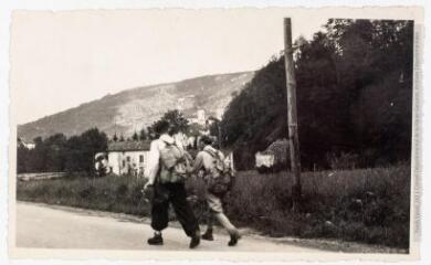 2 vues - Herborisation près de Foix : deux hommes sur la route. - années 1930-1940. - Photographie (ouvre la visionneuse)