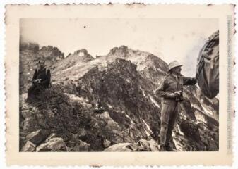 2 vues - Henri Gaussen dans les Pyrénées : excursion en haute montagne. - années 1930-1940. - Photographie (ouvre la visionneuse)