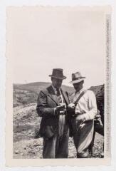 2 vues - Sortie : Henri Gaussen en discussion avec un autre homme. - années 1930. - Photographie (ouvre la visionneuse)