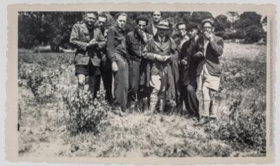 2 vues - Herborisation : portrait de groupe (Henri Gaussen au centre). - 1946. - Photographie (ouvre la visionneuse)