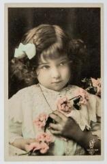 2 vues 2101. [Portrait d'une fillette]. - Paris : éditeurs d'art, marque KE, [vers 1906]. - Carte postale