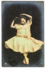 2 vues 863-6. [Portrait en pied d'une fillette s'adonnant à l'art de la danse]. - [s.l] : [s.n], marque PH, [vers 1906]. - Carte postale