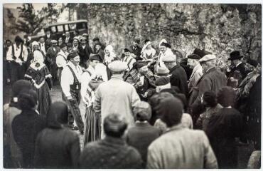 2 vues [Photographie d'une foule regardant des personnes en tenues folkloriques]. - [s.l] : [s.n], [ente 1905 et 1950]. - Carte postale