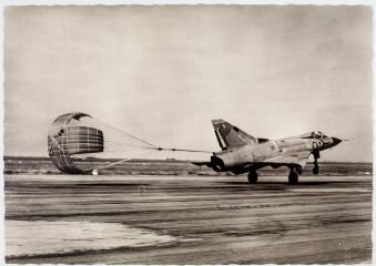 2 vues 3. Mirage III C : freiné par son parachute à rubans, il atterrit sur la piste d'Istres / cliché G.A.M. - Dassault. - Toulouse : éditions aéronautiques, [après 1956]. - Carte postale