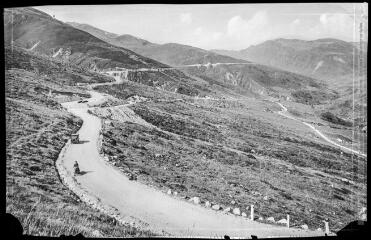 3 vues - Les Pyrénées Ariégeoises. 877. Route du col de Puymorens (1920 m.) : embranchement de l\'Andorre. - Toulouse : phototypie Labouche frères, [entre 1930 et 1937]. - Carte postale (ouvre la visionneuse)
