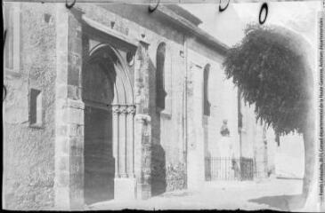 1 vue [La Haute-Garonne. Aspet : l'église et monument du cardinal Sourrieu]. - Toulouse : maison Labouche frères, [entre 1900 et 1940]. - Photographie