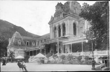 1 vue [Bagnères-de-Luchon : devant le casino]. - Toulouse : maison Labouche frères, [entre 1900 et 1920]. - Photographie