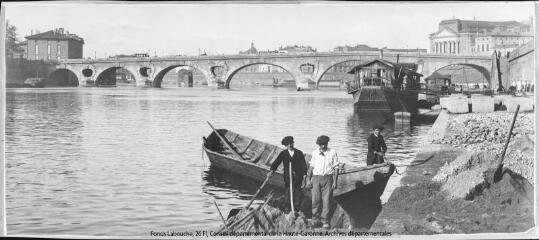 1 vue [Toulouse : le Pont-Neuf vu du quai de Tounis]. - Toulouse : maison Labouche frères, [entre 1900 et 1940]. - Photographie