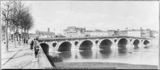 1 vue [Toulouse : le Pont-Neuf vu du cours Dillon]. - Toulouse : maison Labouche frères, [entre 1900 et 1940]. - Photographie
