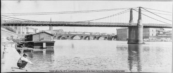 1 vue [Toulouse : la Garonne au pont Saint-Pierre]. - Toulouse : maison Labouche frères, [entre 1900 et 1926]. - Photographie