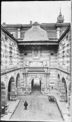1 vue [Toulouse : Capitole : cour Henri IV] / [photographie Amédée Trantoul (1837-1910)]. - Toulouse : maison Labouche frères, [entre 1900 et 1920]. - Photographie