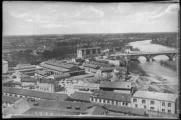1 vue [Toulouse : les abattoirs et le pont des Catalans]. - Toulouse : maison Labouche frères, [entre 1910 et 1940]. - Photographie