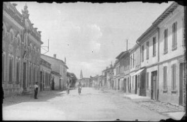 1 vue [Banlieue de Toulouse. Tournefeuille : rue principale : maison de Gaston Doumergue]. - Toulouse : maison Labouche frères, [entre 1910 et 1930]. - Photographie