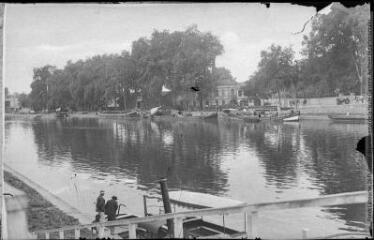 1 vue [Toulouse : canal de Brienne : l'allée de Barcelone]. - Toulouse : maison Labouche frères, [entre 1900 et 1920]. - Photographie