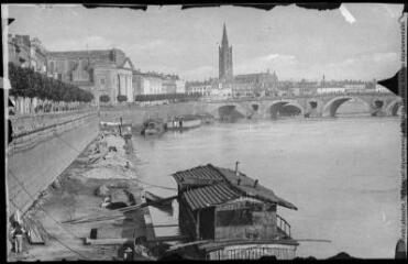 1 vue [Toulouse : la Garonne au quai de la Daurade]. - Toulouse : maison Labouche frères, [entre 1900 et 1926]. - Photographie