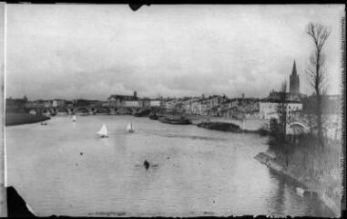 1 vue [Toulouse : voiliers sur la Garonne]. - Toulouse : maison Labouche frères, [entre 1900 et 1926]. - Photographie