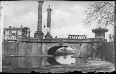 1 vue 58. Les canaux à Toulouse : pont des Minimes. - Toulouse : maison Labouche frères, [entre 1900 et 1920]. - Photographie